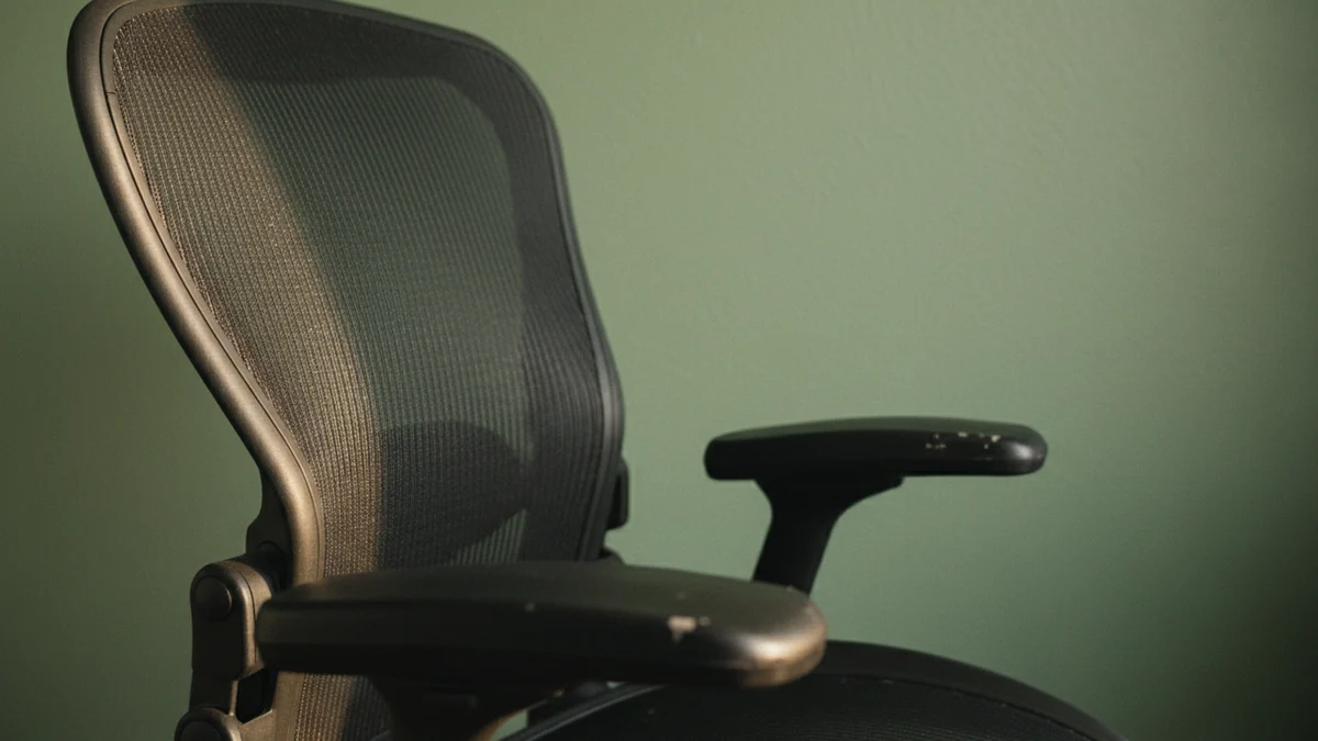 Ergonomia no Ambiente de Trabalho: Além da Cadeira, Como Transformar Seu Home Office em um Espaço Saudável